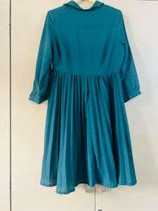 Dress with pleated pattern