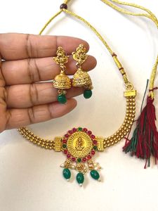 Temple Choker Set