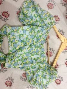 Floral Crop Top wit Knot On Back