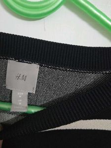 H&amp;M Abstract Black &amp; White Sweater bust 38