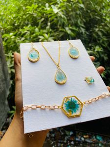 resin preserved flowers jewellery set