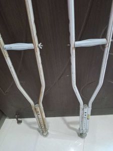 Crutches (Baishaki)