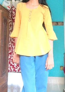 💛 Yellow Button-Down Top