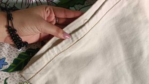 Off-White Casual Trousers