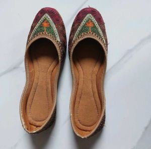 Embroidered Juttis