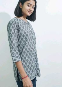 Patterned Grey Tunic Top and Cargo jeans