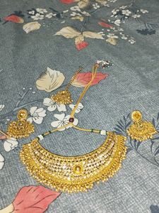 Beautiful Golden Jwellery Set With Earrings