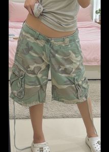 y2k street-style baggy jorts
