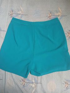 Green Buttoned High-Waisted Shorts