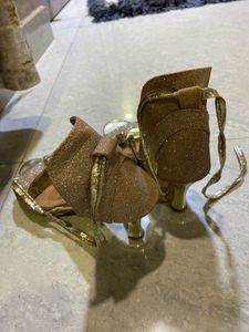 Combo Of Heels And Jutti