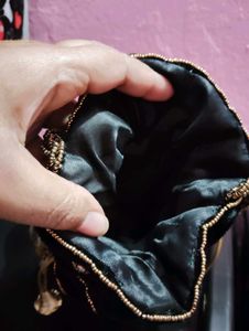 Black Colour Ka Purse Hai Shaadi Mein Jaane Wala P
