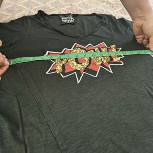 Graphic Tee deep green with sequin size s