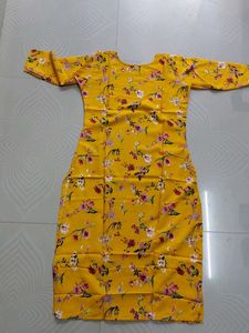 Women Floral Print Crepe Straight Kurta(Yellow) M