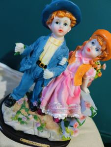 CUTE COUPLE SHOWPIECE. MADE OF STONE AND PLASTIC