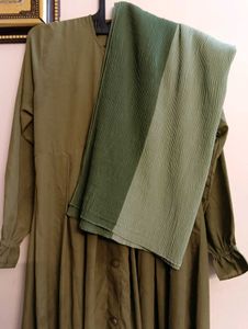 Olive Green Pleated Abaya With Shaded Scarf✨