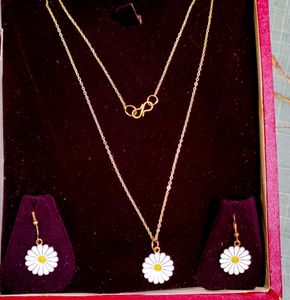 Daisy Charm Necklace Earing Set