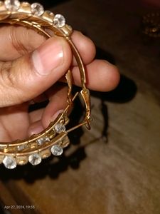 Purl Embroided On The Golden Plate Earrings