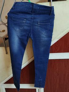 Distressed Women&#39;s Jeans