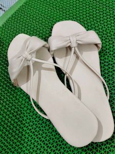 Branded New Off White Trendy Flats ✨