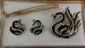 Brand New Swan Pendant Set with Free Chain
