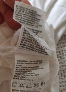 H&amp;M White Scoop Neck Tee