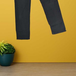 women black skinny jeans size 26 (P-26)