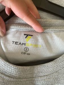 Gray &#39;WIN&#39; Graphic Crop Top