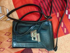 Chic Black Croc-Embossed Crossbody