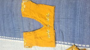 ⭐️Elegant Yellow Saree with blouse ⭐️