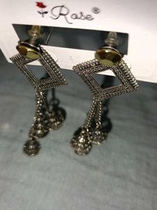 pair of 2 earrings,1 is stud and the other earing