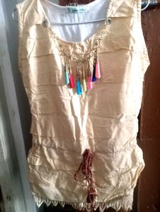 Sleevless top on a beautiful necklace