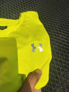 UNDERARMOUR TSHIRT Unises