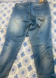 Hey Cuties… Check This Slim Fit Jeans