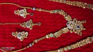 Stunning Gold Tone Jewelry Set