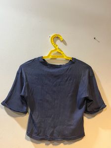 Levi&#39;s Cropped Tee