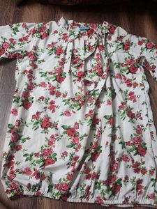 Beautiful Floral Top 😍