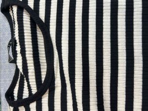 Zudio Black &amp; White Ribbed Tshirt