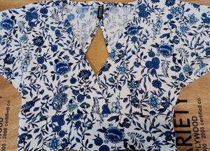 H&amp;M Divided Printed Floral Blue Crop top