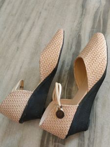 Beautiful Cream Shining Sandals ✨✨