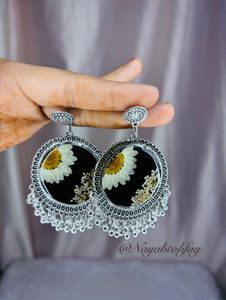 Daisy Resin Black Earrings