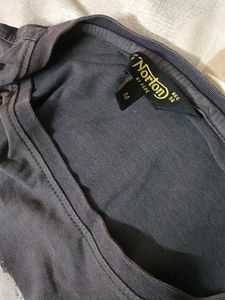 Men T Shirt Is In Gud Condition