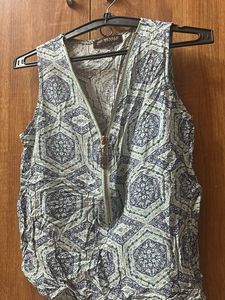 Patterned Sleeveless Zipped Top