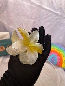 Flower daisy hair claw clutch