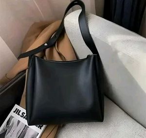 &#34;Urban Luxe Tote – Black Edition&#34; (H&amp;M)