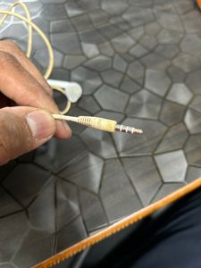 SAMSUNG headphones With Speaker Wire Is Damage But