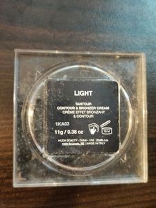 Huda Beauty Bronzer- Light
