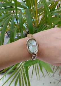 Chic Gold-Tone Vintage Watch