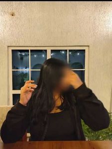 Black oversized zip upp.