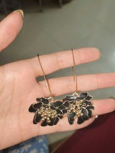 Flower Shape Beautiful Black Earrings