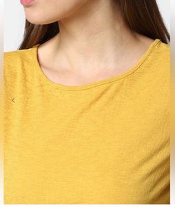 ONLYRound-Neck T-shirt with TwistBack Cutout